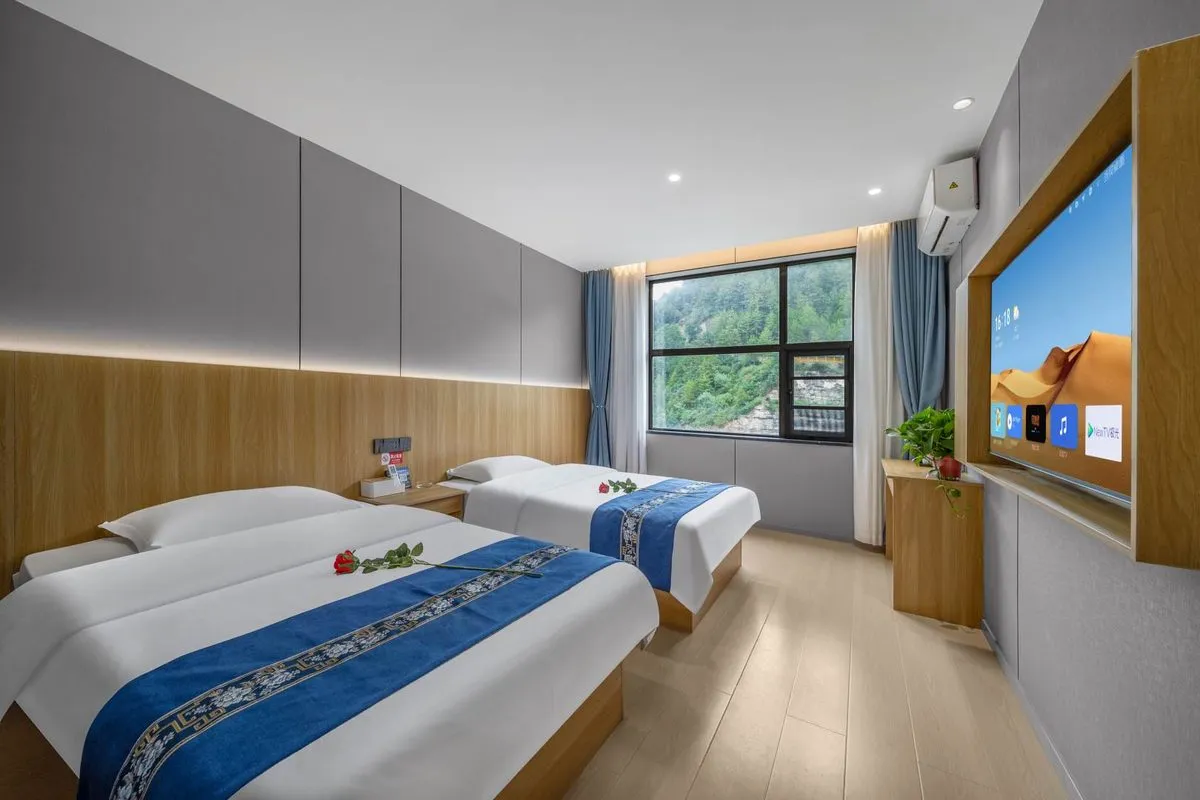 Yichuan Longsheng Shangwu Hotel