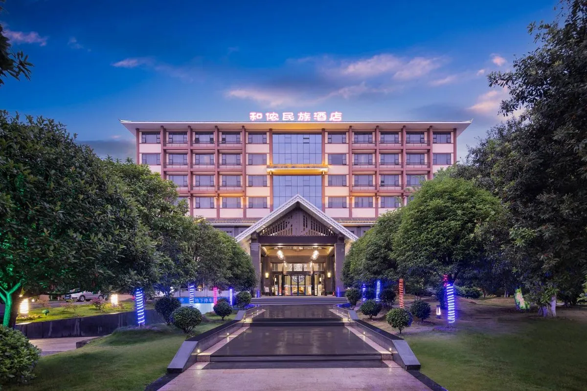 Jingzhou Henong Minzu Hotel