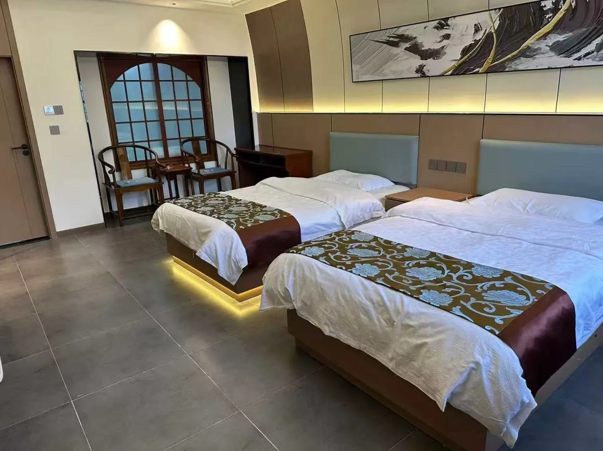 Huanglong Jingze Yaodong Hotel
