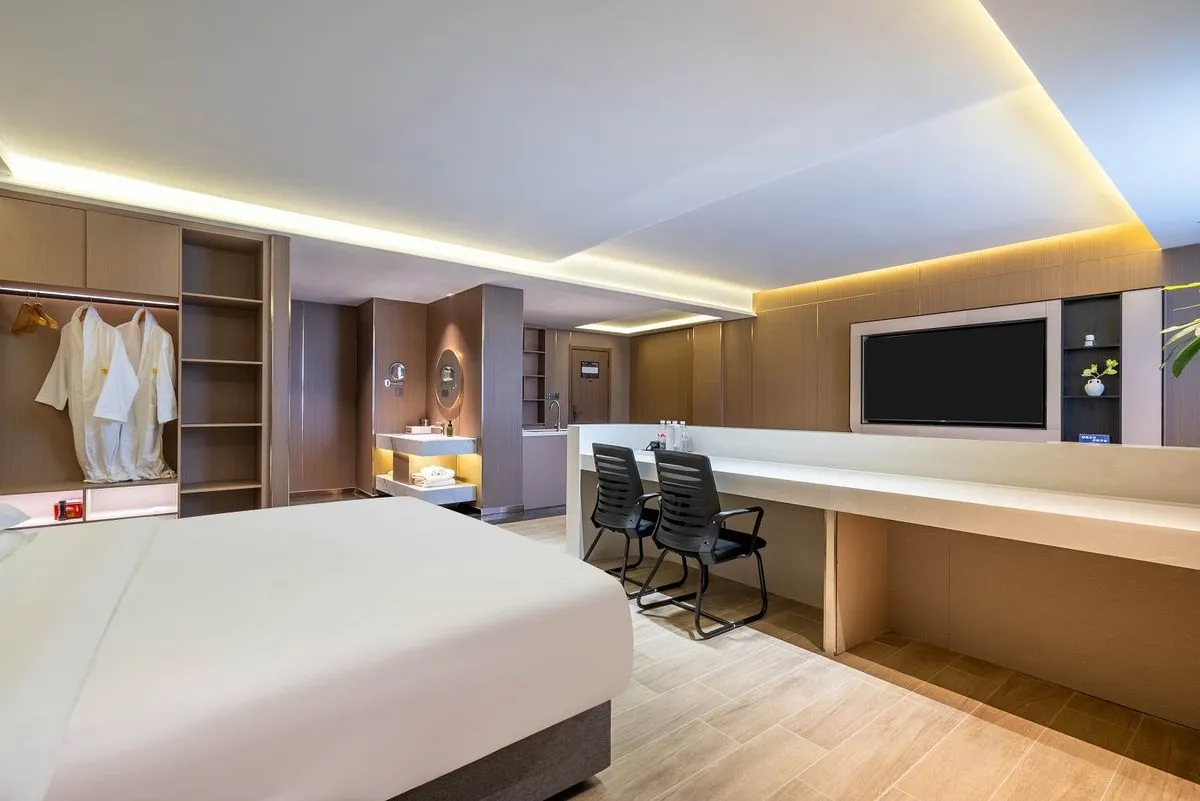Jianli Yangguang Grand Hotel