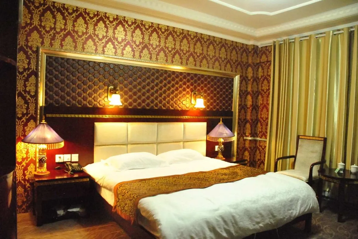 Nangqian Longzhu Shangwu Grand Hotel