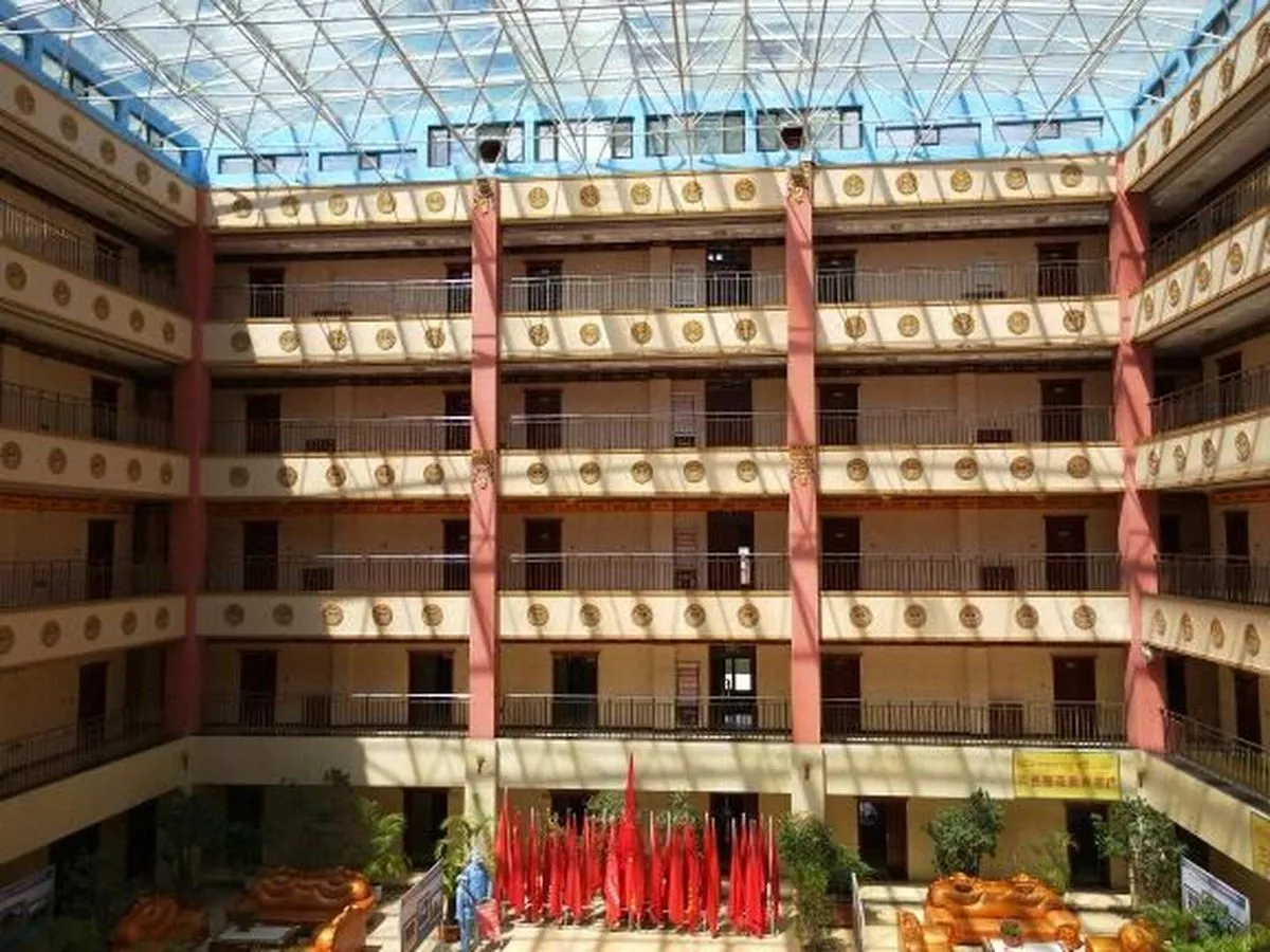 Hongse Jiaoyu Hotel